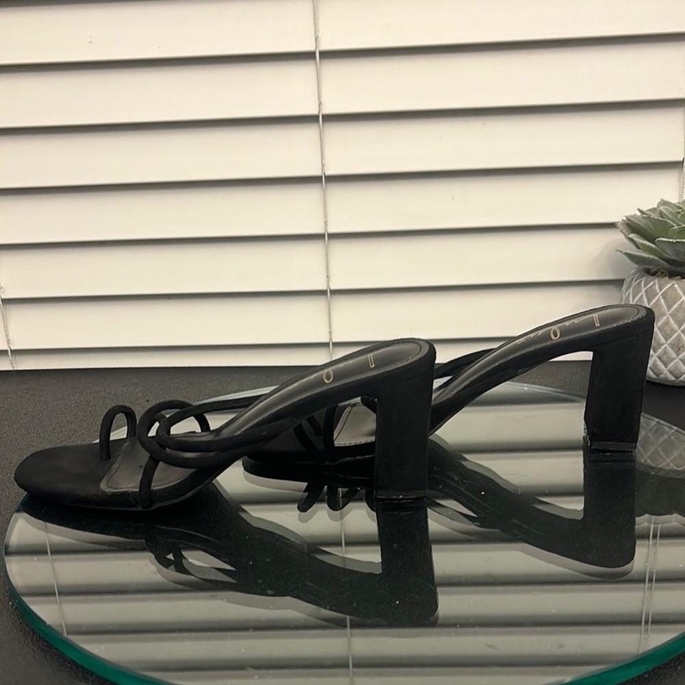 Lulu's Black Strappy Women's Heels Toe Loop 8.5 - Picture 7 of 10